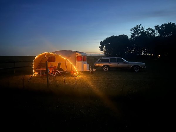 Tent met lichtjes in de avond op Hof van Philipsland