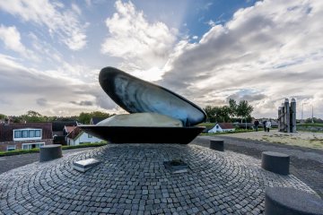 Het mosselschelp-monument in Bruinisse